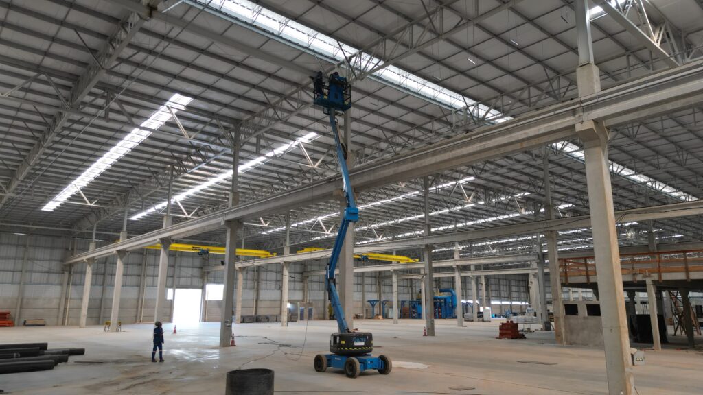 Vantagens das Plataformas Elevatórias Elétricas em Ambientes Fechados 